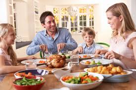 تجمع الأسرة حول مائدة الطعام يشجع الطفل على الأكل